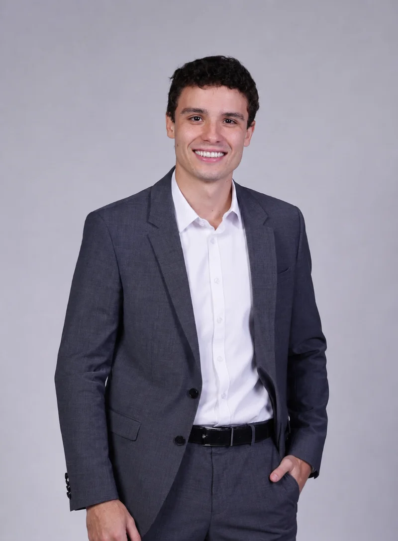 Diogo Villela, fundador da SentinIA — retrato de corpo inteiro, terno cinza e camisa branca.